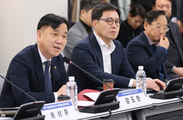 강도현 과학기술정보통신부 2차관이 6일 오전 서울 중구 국가인공지능(AI)위원회 회의실에서 열린 국내 인공지능 산업 경쟁력 진단 및 점검회의에서 인사말을 하고 있다. 연합뉴스