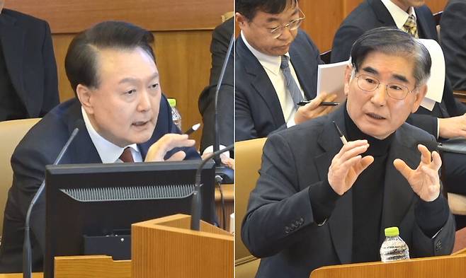 윤석열 대통령이 23일 서울 종로구 헌법재판소에서 열린 본인의 탄핵심판 4차변론에서 증인으로 출석한 김용현 전 국방부 장관에게 직접 증인신문을 하자(사진 왼쪽), 김 전 장관이 답변하고 있다. 연합뉴스