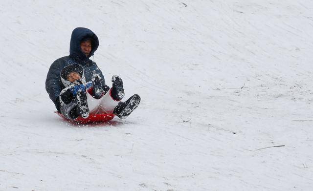 올겨울 최강 한파가 기승을 부린 5일 오전 제주 한라산 중산간 지역 인근 오름에서 시민들이 썰매를 타고 있다. 뉴시스
