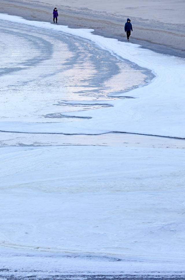 매서운 한파가 이어진 6일 오전 부산 사하구 다대포해수욕장 백사장 일부에 바닷물이 꽁꽁 얼어 있다. 뉴스1