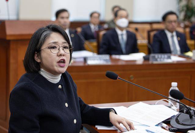 용혜인 기본소득당 의원이 6일 오전 국회에서 열린 윤석열 정부의 비상계엄 선포를 통한 내란 혐의 진상규명 국정조사특별위원회 제3차 청문회에서 강선영 국민의힘 의원과 설전을 벌이고 있다. 뉴스1