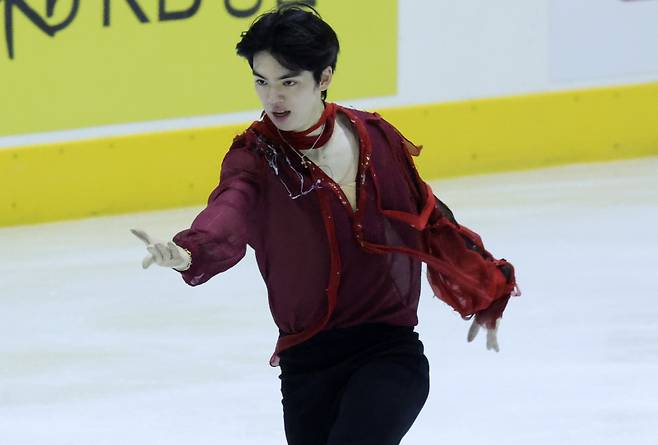 <yonhap photo-2879=""> 연기 펼치는 차준환 (의정부=연합뉴스) 김병만 기자 = 5일 경기도 의정부빙상장에서 열린 'KB금융 코리아 피겨스케이팅 챔피언십 2025 전국남녀 종합선수권대회 겸 국가대표 2차 선발전' 남자 싱글 프리스케이팅에서 차준환이 혼신의 연기를 펼치고 있다.2025.1.5 kimb01@yna.co.kr/2025-01-05 14:26:45/ <저작권자 ⓒ 1980-2025 ㈜연합뉴스. 무단 전재 재배포 금지, AI 학습 및 활용 금지></yonhap>