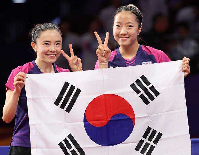 <yonhap photo-3263="">(항저우=연합뉴스) 김인철 기자 = 2일 중국 항저우 궁수 캐널 스포츠파크 체육관에서 열린 19회 항저우 아시안게임 탁구 여자 복식 결승전에서 한국 신유빈-전지희가 북한 차수영-박수경에 승리, 금메달을 차지한 후 태극기를 들고 환호하고 있다. 2023.10.2 yatoya@yna.co.kr/2023-10-02 20:51:32/ <저작권자 ⓒ 1980-2023 ㈜연합뉴스. 무단 전재 재배포 금지.></yonhap>