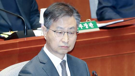 최재해 감사원장이 지난해 11월 29일 오전 서울 여의도 국회에서 열린 예산결산특별위원회 전체회의에 출석해 생각에 잠겨있는 모습. 당시 야당은 감사원의 특활비 및 특경비 전액을 삭감했다. 뉴스1