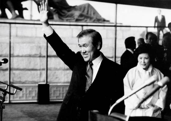 노태우 대통령이 1988년 2월 25일 서울 여의도 국회에서 열린 13대 대통령 취임식에서 참석자들에게 손을 흔들고 있다. 오른쪽은 영부인 김옥숙 여사. 사진 대통령기록관