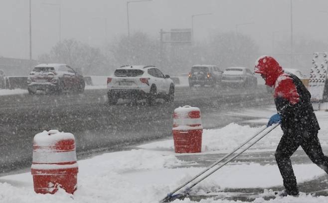 ▲ 대설주의보가 발효된 6일 서울 방화대교 부근 강변북로에서 한 시민이 쌓인 눈을 치우고 있다 [연합뉴스] 
