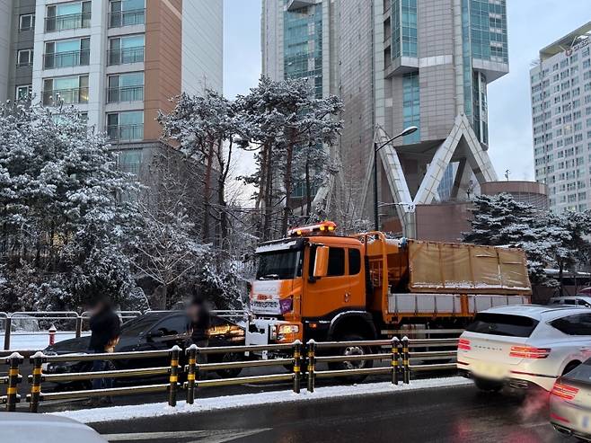 ▲ 제설차와 차량 교통사고 현장 [연합뉴스]&nbsp;