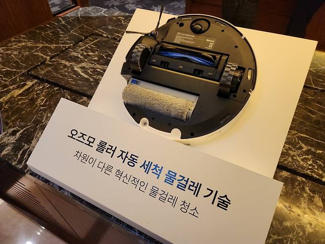 에코백스가 지난 4일 국내에서 정식 출시한 로봇청소기 '디봇 X8 프로 옴니'. 사진=김대영 기자