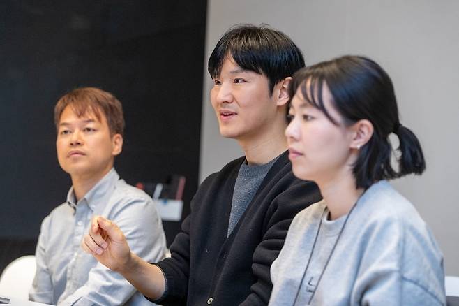 콴다 관계자 유병우 AI 사업 기술 이사(왼쪽부터) 김건우 영업팀장, 이예규 커뮤니케이션 매니저가 4일 KT 광화문 본사에서 콴다 AI 서비스에 대해 설명하고 있다. 사진=KT