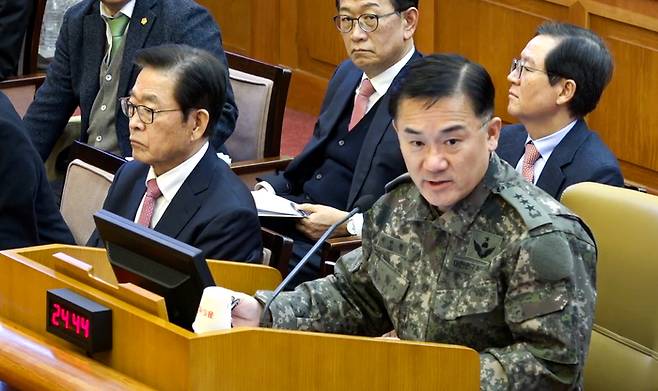 여인형 전 국군방첩사령관이 지난 4일 서울 종로구 헌법재판소에서 열린 윤석열 대통령 탄핵심판 5차 변론기일에 증인으로 출석해 발언하고 있다. 헌법재판소 제공