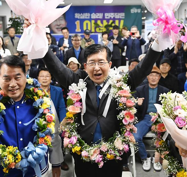 제22대 국회의원선거 용인갑에 출마한 더불어민주당 이상식 후보가 지난해 4월 11일 경기 용인시 선거사무소에서 당선이 확실시되자 꽃다발을 들고 기뻐하고 있다. 사진=연합뉴스