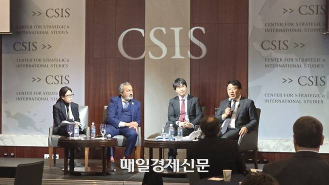 5일(현지시간) 미국 워싱턴DC  전략국제문제연구소(CSIS) 주최로 열린 ‘인도·태평양에서의 회복력 있는 에너지 협력’ 세미나에서 참석자들이 토론을 진행하고 있다. 왼쪽부터 엘렌 김 CSIS 선임연구원, 아미 베라 미 연방 하원의원(민주당·캘리포니아), 세타 마코토 일본 와세다대 교수, 오성익 국토교통부 중앙토지수용위원회 사무국장. [워싱턴 최승진 특파원]