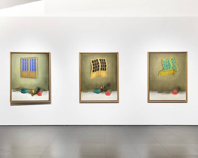 신성희 화백의 3부작 회화 ‘공심(空心)’(1971). 초현실주의 화풍으로 벽면의 창은 오른쪽 작품으로 갈수록 왜곡되고, 누워 있던 인물은 자세를 바꾸다 사라진다. 갤러리 현대