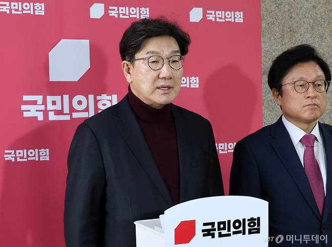 [서울=뉴시스] 조성우 기자 = 권성동(왼쪽) 국민의힘 원내대표가 5일 오전 서울 여의도 국회에서 현안 관련 브리핑을 하고 있다. 2025.02.05. xconfind@newsis.com /사진=조성우