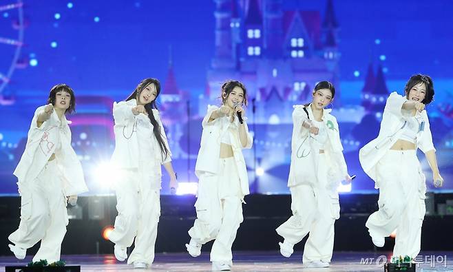 걸그룹 뉴진스가 27일 오후 태국 방콕 임팩트 챌린저 홀 1-2(IMPACT Challenger Hall 1-2)에서 진행된 '제 9회 아시아 아티스트 어워즈'(The 9th Asia Artist Awards, 이하 'AAA 2024')'에 참석해 멋진 무대를 선보이고 있다. 2024.12.27 /사진=김창현 chmt@