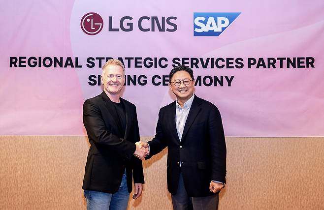 내한신(오른쪽) LG CNS 엔터프라이즈솔루션사업부장(전무)과 폴 매리어트 SAP 아시아태평양지역 사장이 지난달 22일 싱가포르 마리나 베이 샌즈 엑스포&컨벤션 센터에서  RSSP 이니셔티브 협약식 기념사진을 촬영하고 있는 모습. [LG CNS 제공]
