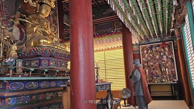 원통보전 목조관음보살좌상