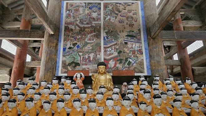 팔상전 내부 팔상탱화. 부처님의 탄생과 관련된 ‘도솔래의상’과 ‘비람강생상’