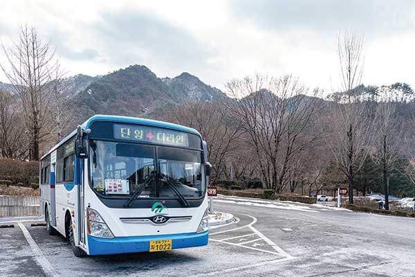 천동 코스의 들머리인 천동탐방지원센터로 가기 위해서는 다리안행 버스를 타면 된다. 버스에 행선지가 표시되어 있지 않은 경우가 종종 있어 직접 물어보고 타는 것이 가장 확실하다.