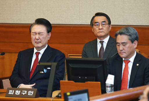 윤석열 대통령이 6일 서울 종로구 헌법재판소에서 열린 탄핵심판 6차 변론기일에 출석해 눈을 질끈 감고 있다. 연합뉴스