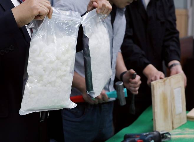 2023년 10월10일 당시 백해룡 서울 영등포경찰서 형사2과 과장 등이 필로폰 밀반입 및 유통 말레이시아 조직 검거 관련 브리핑에서 마약 수거 시연을 하고 있다. 뉴시스