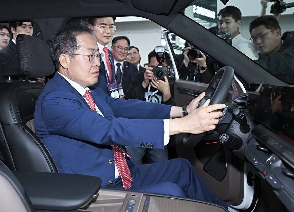 홍준표 대구시장이 기아 전기차를 시승하고 있다. 대구시 제공