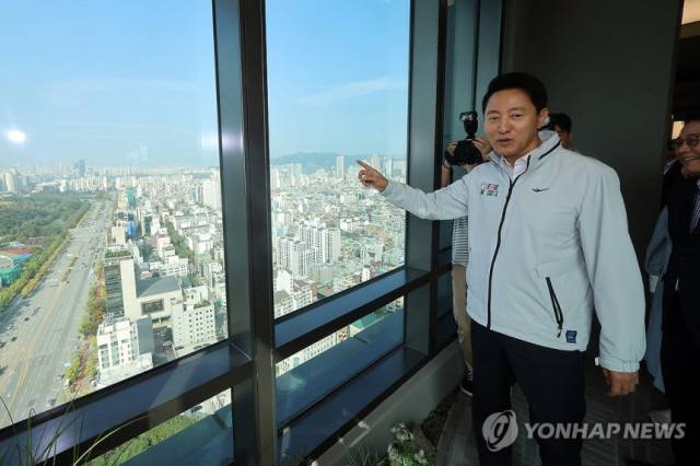 오세훈 서울시장이 17일 오전 서울 강동구 올림픽파크포레온을 방문, '미리 내 집'(장기전세주택Ⅱ) 입주예정자들과 현장을 둘러보고 있다. 연합뉴스