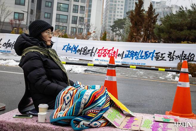 학교 내 성폭력 사안을 공론화한 이후 전보 조치를 받은 지혜복 교사는 2024년 1월21일부터 1년 동안 서울시교육청 앞에서 출퇴근 선전전을 이어가고 있다. 서울시교육청은 지난해 9월27일 지혜복 교사를 해임했다. ⓒ시사IN 신선영