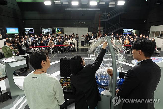 로터리데이 행사서 로또 복권 추첨 검수 (서울=연합뉴스) 23일 오후 서울 마포구 상암 MBC에서 열린 대국민 로또 6/45 추첨 생방송 '2024 로터리데이' 참가자가 로또 복권 추첨 검수 작업을 하고 있다. 2024.11.23 [동행복권 제공. 재판매 및 DB 금지] photo@yna.co.kr