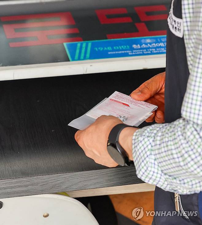 10집 중 1집꼴로 복권 구입 (서울=연합뉴스) 서대연 기자 = 한 시민이 서울 시내 한 복권점에서 복권을 구매하고 있다. 2024.5.30 dwise@yna.co.kr