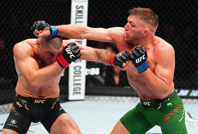 스트릭랜드(왼쪽)와 뒤 플레시의 1차전 경기 장면 [UFC 제공. 재판매 및 DB 금지]