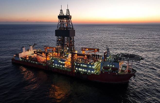 '대왕고래' 탐사시추 개시 (서울=연합뉴스) '대왕고래'로 알려진 동해 심해 가스전 개발 사업을 위한 첫 탐사시추 작업이 시작됐다. 한국석유공사는 이날 보도자료에서 "20일 새벽 포항 앞바다에서 약 40㎞ 떨어진 대왕고래 (유망)구조에서 탐사시추에 돌입했다"고 밝혔다. 사진은 대왕고래 유망구조서 작업 준비하는 웨스트 카펠라호. 2024.12.20 [한국석유공사 제공. 재판매 및 DB 금지] photo@yna.co.kr