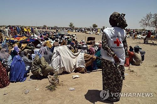 니제르 국제적십자위원회 직원과 현지 난민들 [AFP 연합뉴스 자료사진. 재판매 및 DB 금지]