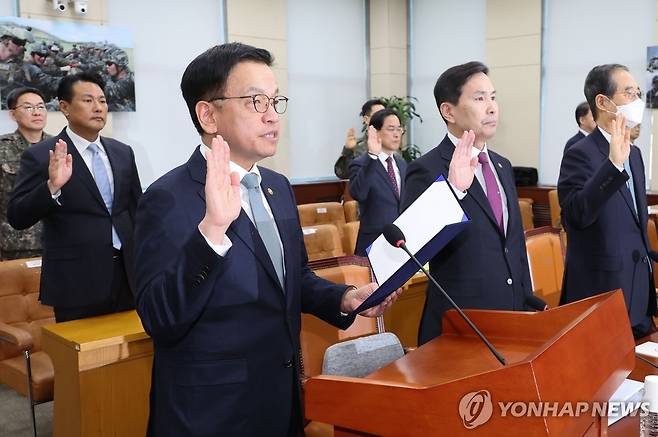 선서하는 최상목 권한대행 (서울=연합뉴스) 김주성 기자 = 최상목 대통령 권한대행 부총리 겸 기획재정부 장관이 6일 서울 여의도 국회에서 열린 '윤석열 정부의 비상계엄 선포를 통한 내란 혐의 진상규명 국정조사 특별위원회' 3차 청문회에서 증인 선서를 하고 있다. 2025.2.6 utzza@yna.co.kr