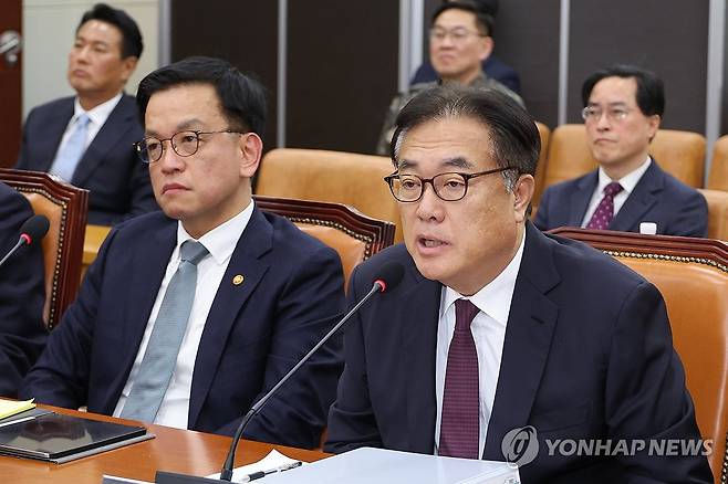 답변하는 정진석 비서실장 (서울=연합뉴스) 김주성 기자 = 정진석 대통령 비서실장이 6일 국회에서 열린 '윤석열 정부의 비상계엄 선포를 통한 내란 혐의 진상규명 국정조사 특별위원회' 3차 청문회에서 질문에 답하고 있다. 2025.2.6 utzza@yna.co.kr