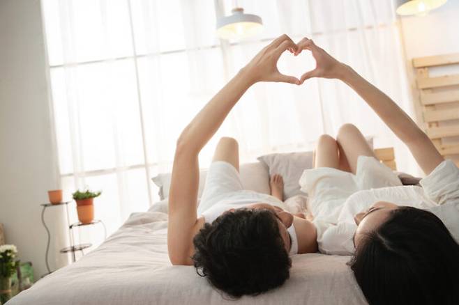 매독은 다른 성병에 비해 상대적으로 전파 위험이 매우 높다. 감염 경로는 모자간 수직감염을 제외하면 대부분 성관계, 피부 직접 접촉 등이다. 질병관리청에 따르면 콘돔을 사용해도 콘돔에 덮이지 않은 부위가 매독균에 노출되면 감염될 수 있다. [사진=게티이미지뱅크]