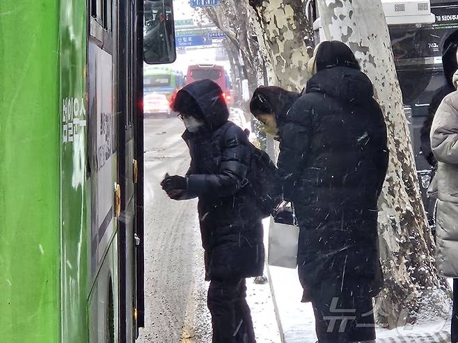 7일 오전 서울 관악구 신림역 인근 버스정류장에서 시민들이 버스에 탑승하고 있다. 2025.2.7 /뉴스1 ⓒ News1 장시온 기자