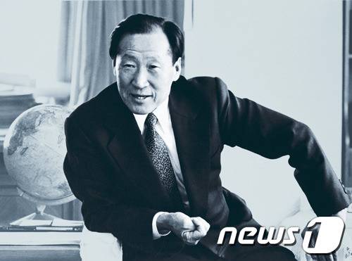 가수 송대관의 '해뜰 날'을 애창했던 정주영 현대그룹 창업주. ⓒ News1