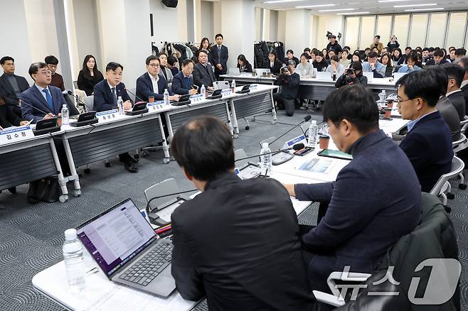 강도현 과학기술정보통신부 2차관이 6일 오전 서울 중구 국가인공지능위원회에서 열린 '국내 AI 산업 경쟁력 진단 및 점검 회의'에서 모두발언을 하고 있다.  2025.2.6/뉴스1 ⓒ News1 민경석 기자