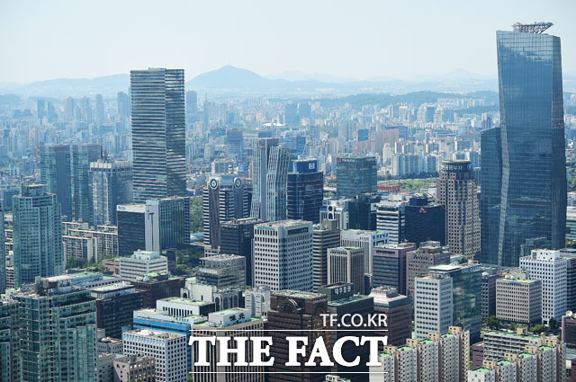 7일 금융투자업계에 따르면 지난해 키움증권, 삼성증권, 한국투자증권, 미래에셋증권 등 대형 증권사들은 연간 영업이익 1조원을 달성한 것으로 관측된다. /더팩트 DB