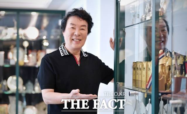 가수 송대관이 7일 오전 타계했다. 사진은 송대관이 서울 강남구의 자택에서 더팩트 취재진과 인터뷰 당시 모습. /더팩트 DB