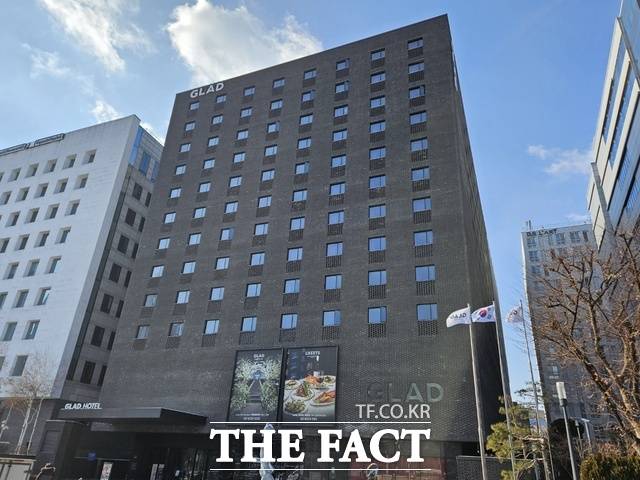 글래드호텔을 운영하는 DL그룹이 실적이 우상향하고 있는 호텔 사업 매각을 추진하고 있어 그 배경에 관심이 쏠린다. 사진은 서울시 여의도 글래드호텔여의도 전경. /우지수 기자
