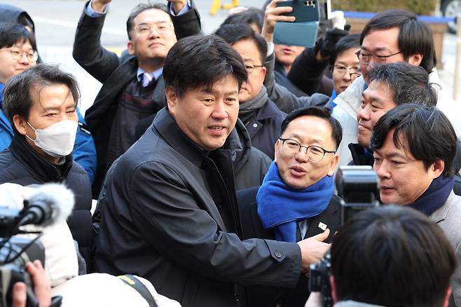 이재명 더불어민주당 대표의 경선 자금 불법 수수 의혹으로 재판에 넘겨진 김용 전 민주연구원 부원장이 6일 오후 서울 서초구 서울고등법원에서 열린 항소심 선고 공판에 출석하고 있다. /뉴스1