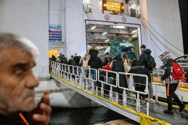 그리스 산토리니섬에서 피레우스행 페리에 탑승하는 탈출 행렬의 모습. /로이터 연합뉴스