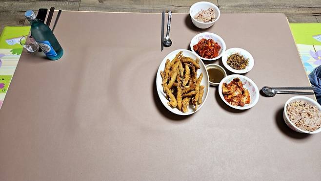 20250206_224150.jpg 저녁 포장해온 미꾸라지 튀김에 한잔