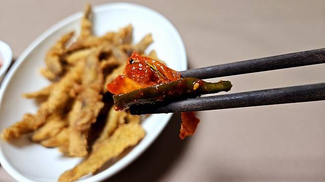 20250206_225155.jpg 저녁 포장해온 미꾸라지 튀김에 한잔