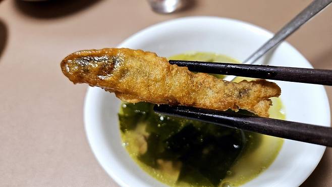 20250206_230527.jpg 저녁 포장해온 미꾸라지 튀김에 한잔