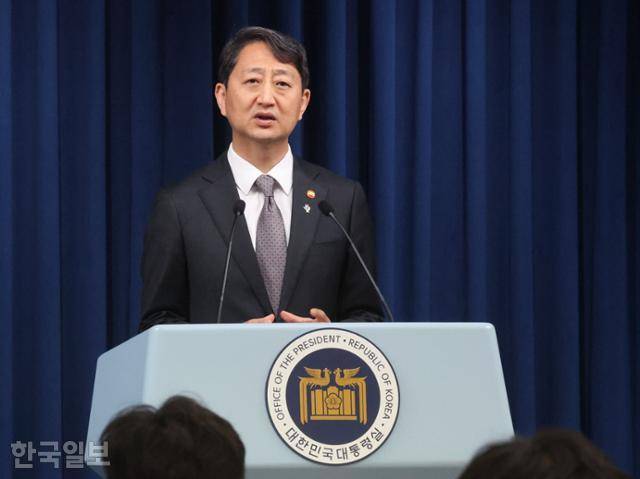 안덕근 산업통상자원부 장관이 지난해 6월 3일 오전 서울 용산 대통령실 청사 브리핑실에서 열린 국정브리핑에서 윤석열 대통령의 발언 뒤 동해 석유·가스 매장 관련 추가 설명을 하고 있다. 서재훈 기자