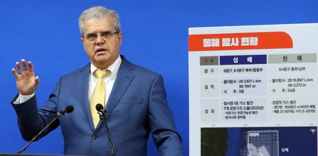 비토르 아브레우 미국 액트지오사 고문이 지난해 6월 7일 오전 세종시 정부세종청사 산업통상자원부 기자실에서 동해 심해 가스전 개발 관련 기자회견을 하고 있다. 아브레우 고문은 경북 포항 영일만 일대에 최대 140억 배럴 규모의 석유·가스가 매장돼 있을 가능성이 있다고 분석했다. 뉴스1