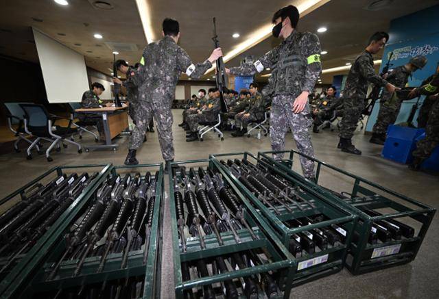 서울 성북구청에서 수방사 56사단 성북구 예비군기동대가 2023년 4월 불시 동원돼 총기를 지급받고 있다. 홍인기 기자